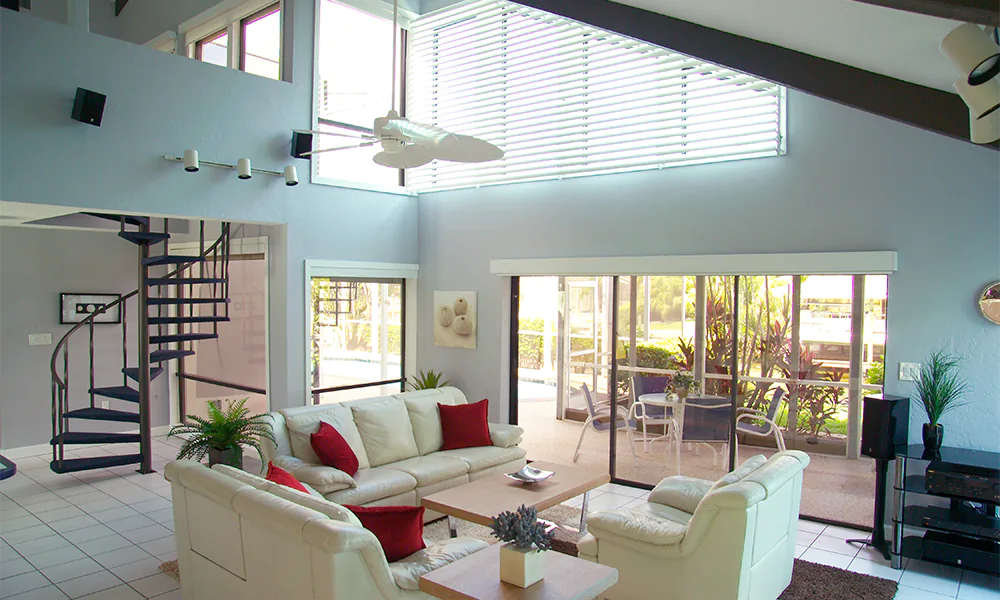 Residência, Fort Myers Beach, FL, EUA: FlexLouver em janelas de formato irregular