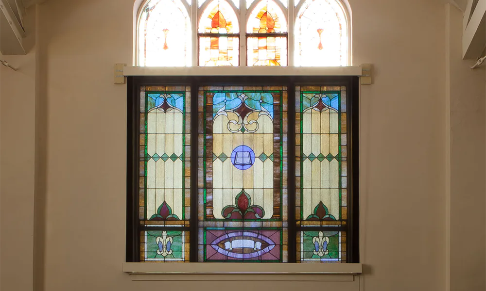 Plum Creek Christian Church, Rushville, IN, EUA: Sombreamento de vitral sem esconder a obra