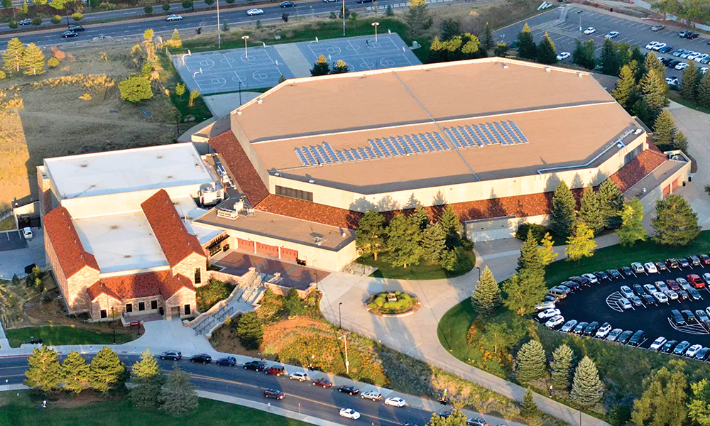University of Colorado, arena dos Buffaloes, Boulder, CO, EUA: Tabelas de basquete portáteis ou suspensas na reforma da arena