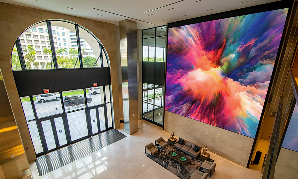 Empreendimento em Coral Gables, Coral Gables, FL, EUA: Videowall de LED Planar com estrutura Draper