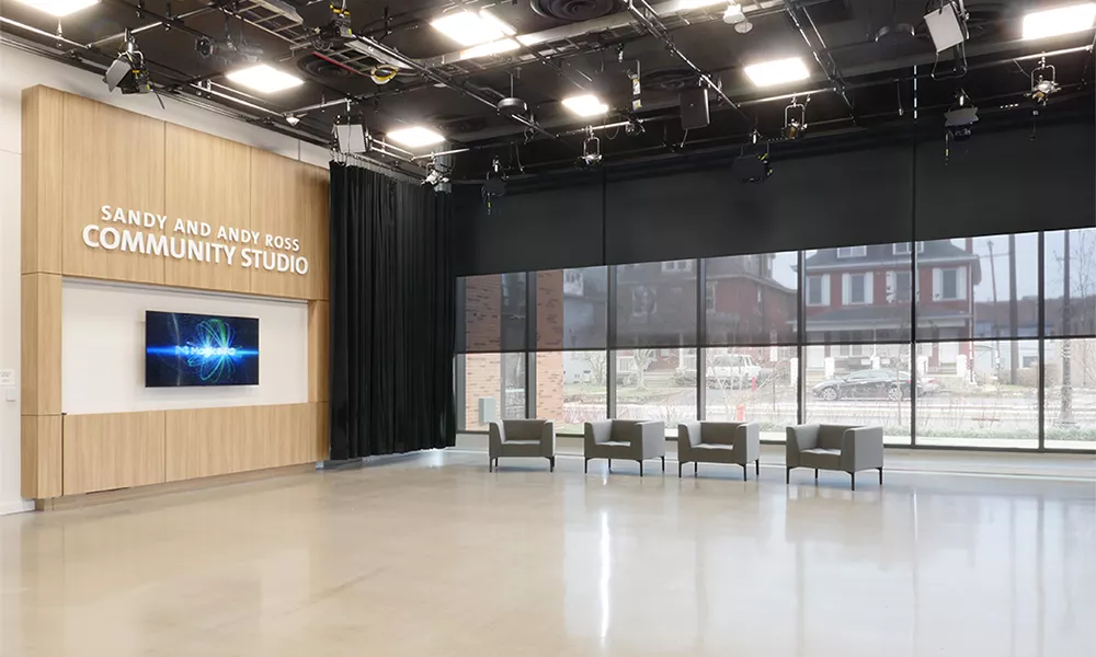 WOSU Public Media, Columbus, OH, EUA: FlexShade motorizada simples e Dual Roller e FlexShade manual