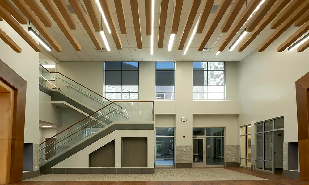 Deer Creek Elementary, Fishers, IN, EUA: Telas Acumen e Acumen XL, FlexShade motorizada e Dual Roller