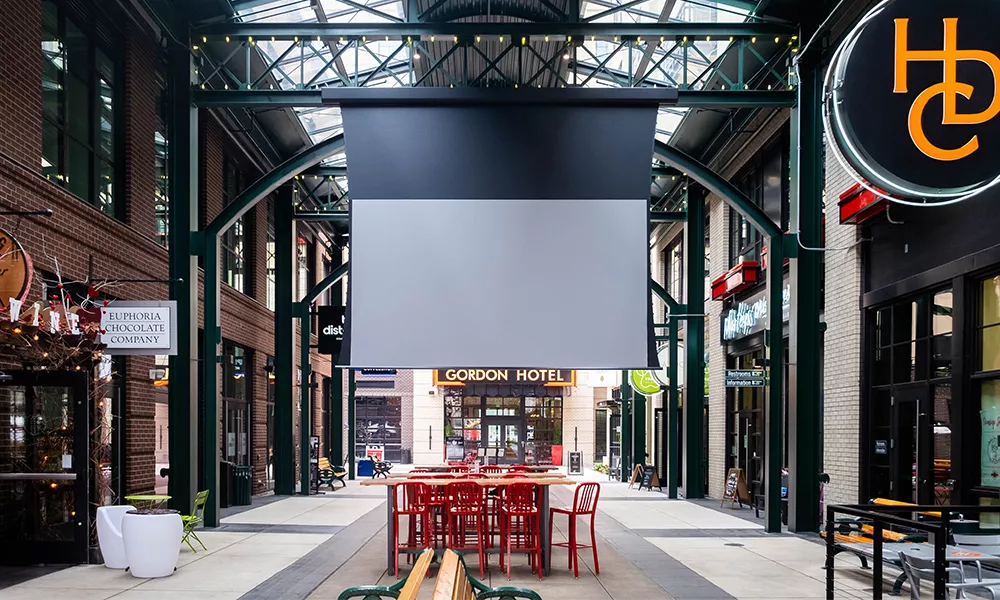 5th Street Public Market, Eugene, OR, EUA: Tela Acumen XL com TecVision ALR