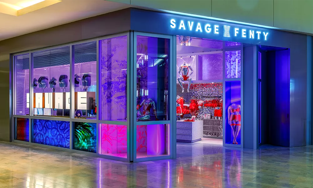 Savage X Fenty, Las Vegas, NV, EUA: Suporte Foundation sob medida para painéis de LED Unilumin