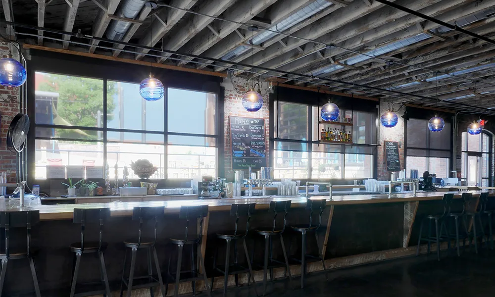 Mother Stewart's Brewing Co., Springfield, OH, EUA: FlexShade motorizada e tela Targa