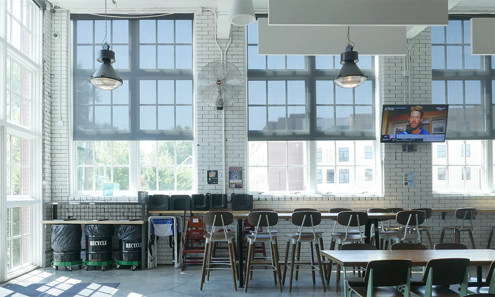 Budd Dairy Food Hall, Columbus, OH, EUA: FlexShade motorizada, FlexShade com embreagem e FlexShade ZIP